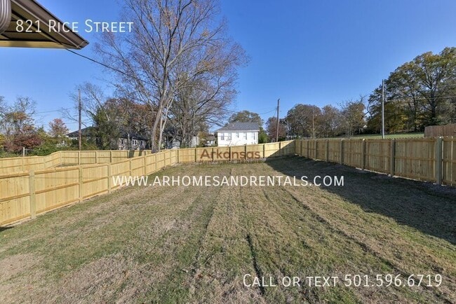 Building Photo - 821 Rice St