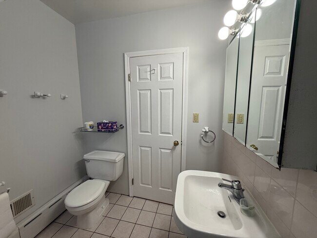 Building Photo - 4844 W Montrose Ave