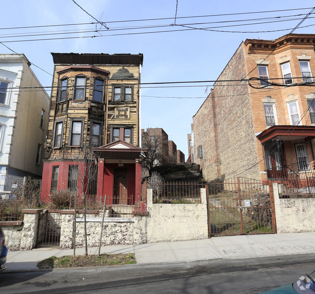 Primary Photo - 2051 Ryer Ave