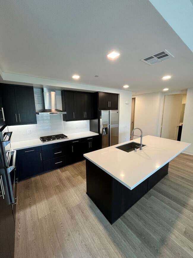 Building Photo - Move in Ready! Modern Mission Valley Condo in Civita Park