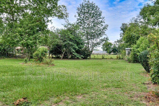 Building Photo - 202 Spring Dr
