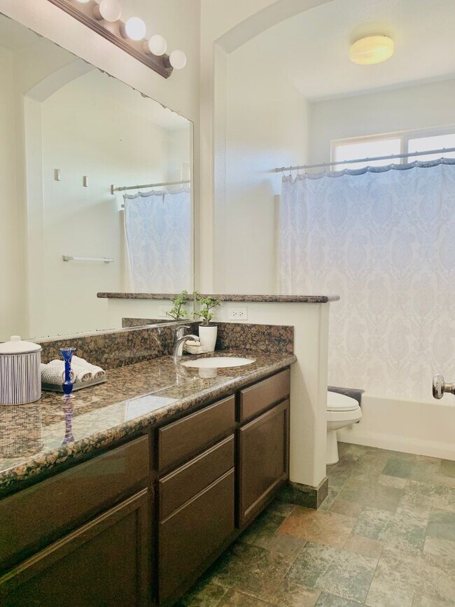 Building Photo - ***GORGEOUS 4BD/2.5BA HOUSE AVAILABLE IN O...