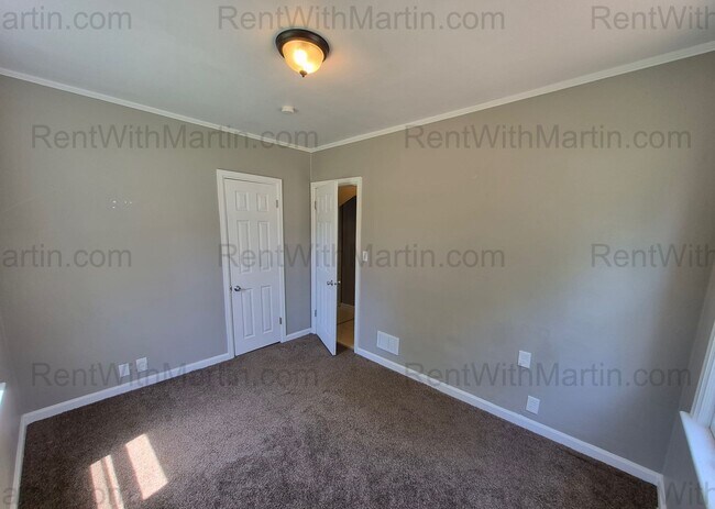 Building Photo - 925 Hammond Ave
