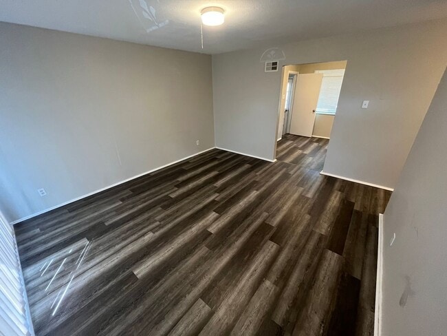 Building Photo - Recently Renovated Three Bedroom Move In R...