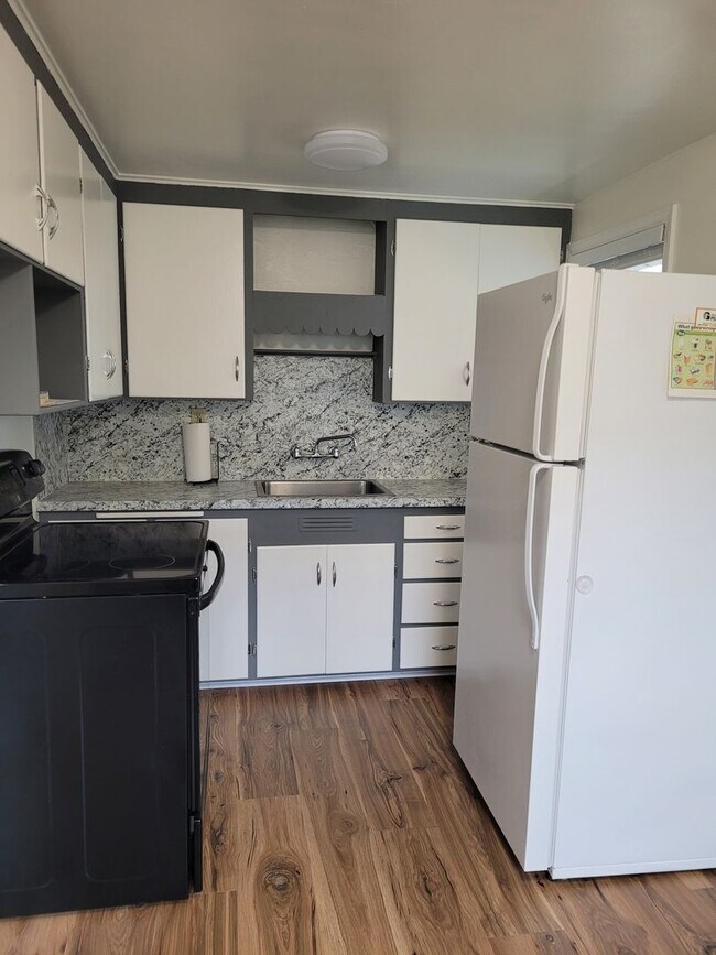 Building Photo - House in Knolls Vista