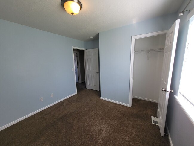Building Photo - Large Pleasant Grove Home