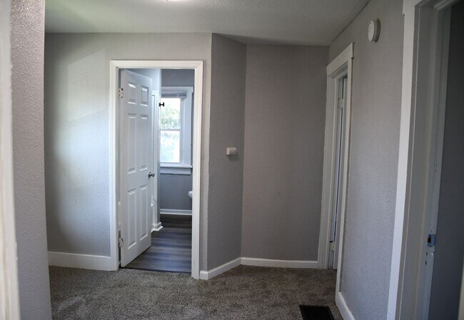 Building Photo - NEW LISTING!! 3 Bedroom House