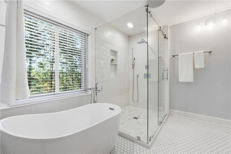 Building Photo - 3655 E Paces Walk