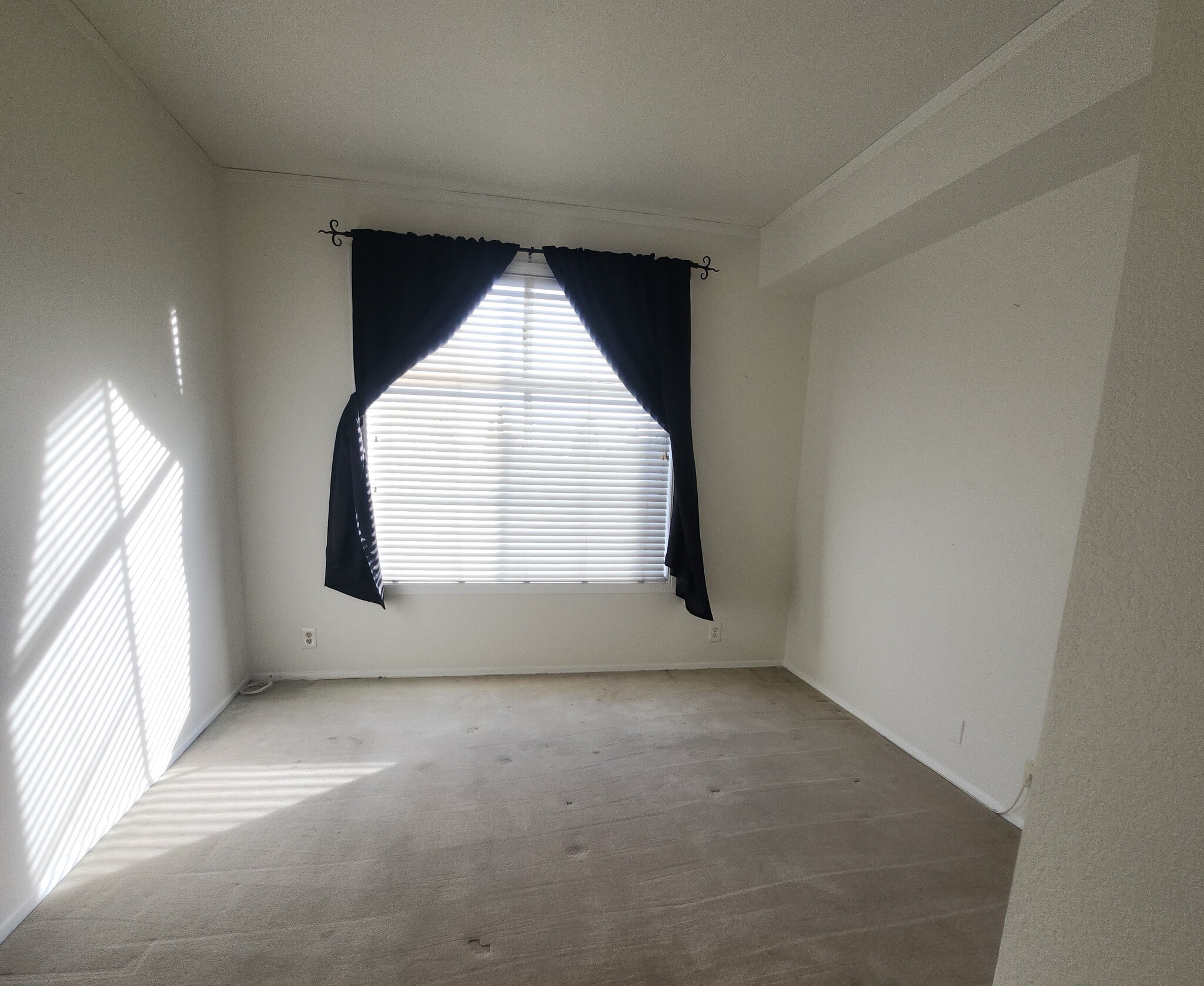 Building Photo - 5420 Sylmar Ave