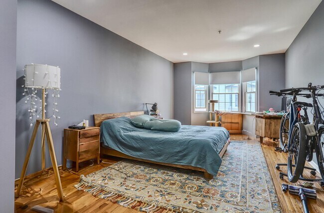 Building Photo - 340 THE Prom