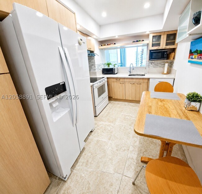 Building Photo - 2655 Collins 2306