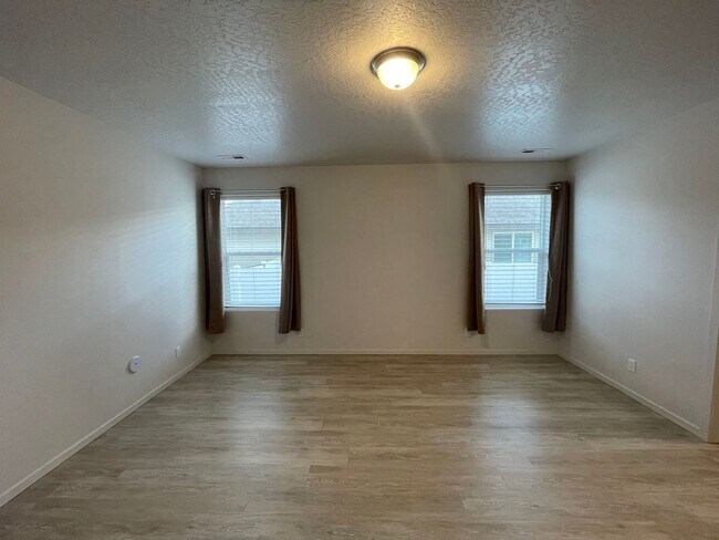 Building Photo - Hayden Rancher