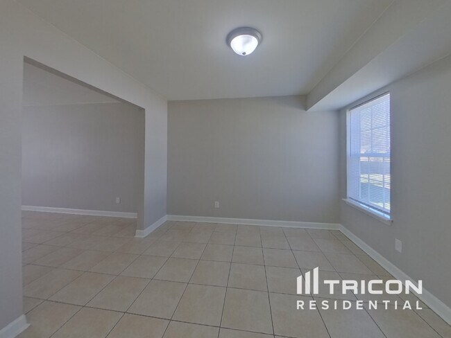 Building Photo - 1711 Southwind Dr