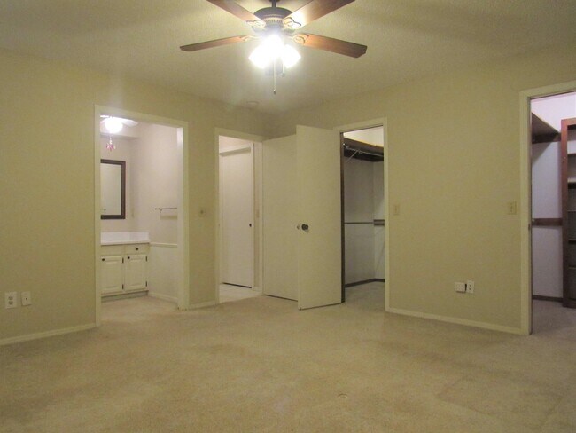 Building Photo - 7016 Stonycreek Dr