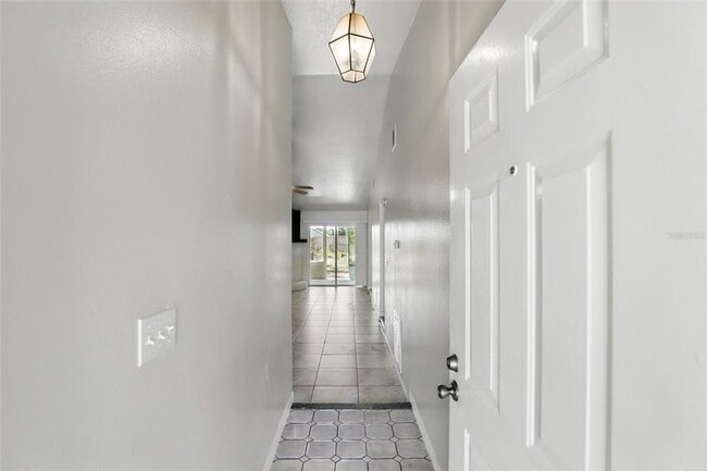 Building Photo - 28 N Lancelot Ave