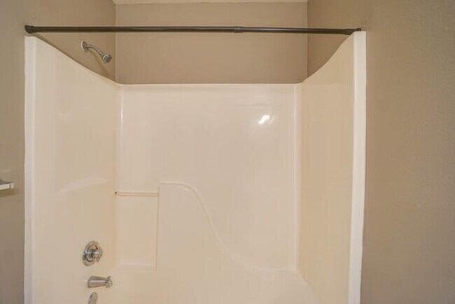 Building Photo - THREE BEDROOM TOWNHOME IN HAZEL DELL