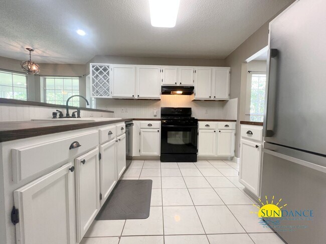 Building Photo - Charming 4 Bedroom Home in Mary Esther!