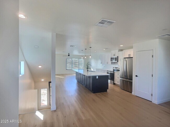 Building Photo - 2502 E Paradise Ln