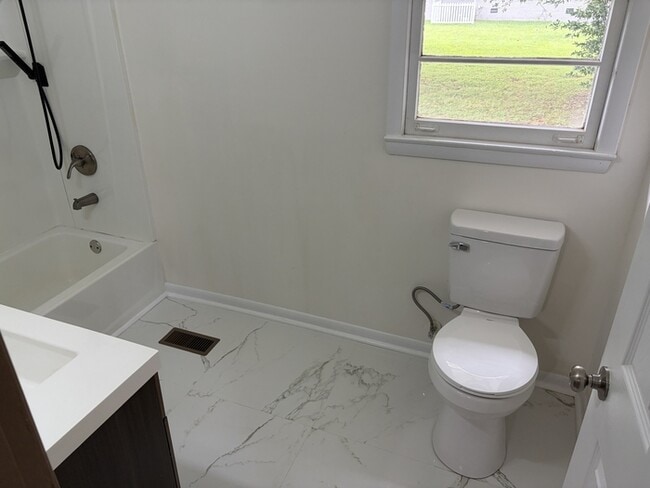 Building Photo - 4 Bed / 2 Bath House for Rent in Huntsville, AL 35802