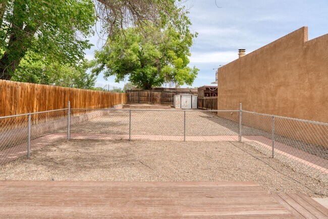 Building Photo - Beautifully Renovated 3 bedroom 2 bathroom Townhouse