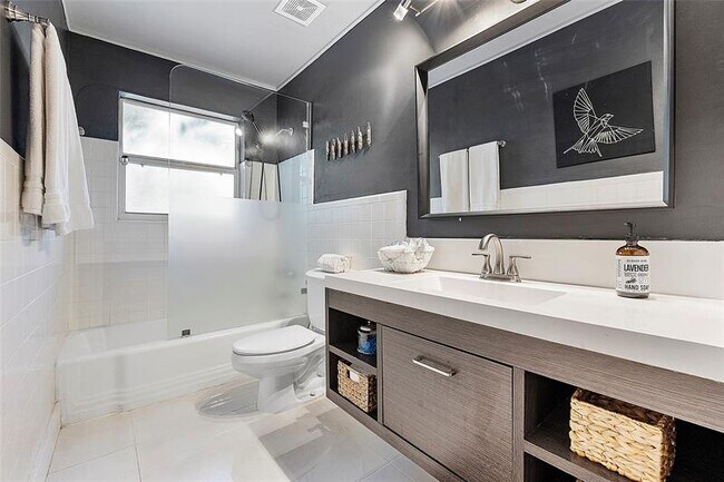 Building Photo - 5260 NE 17th Terrace