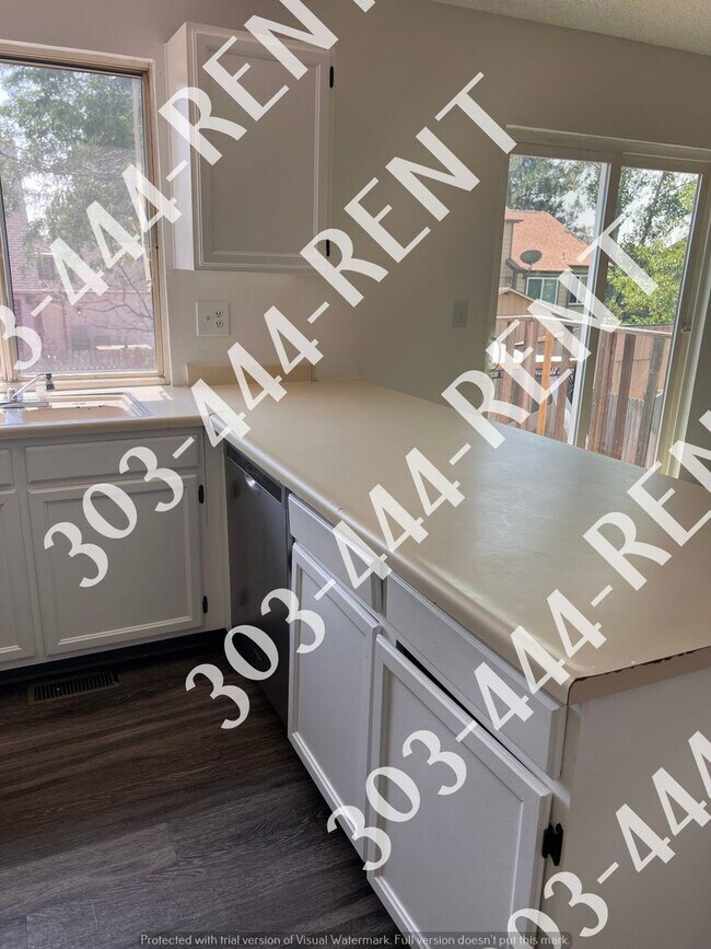 Building Photo - Large 3 Bedroom 2 Bathroom located in Gree...