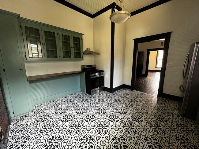 Building Photo - Historic Highland 2 Bedroom / 1.5 Bathroom Home