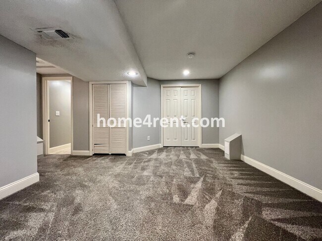 Building Photo - Maintenance Free Living w/ Hardwood Floors, Open Layout, Granite Counters, Finished Basement!