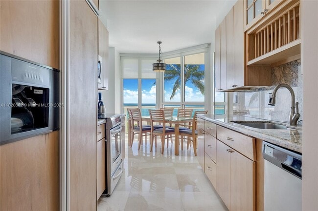 Building Photo - 16425 Collins Ave