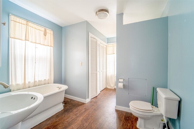 Building Photo - 425 Clayton Ave