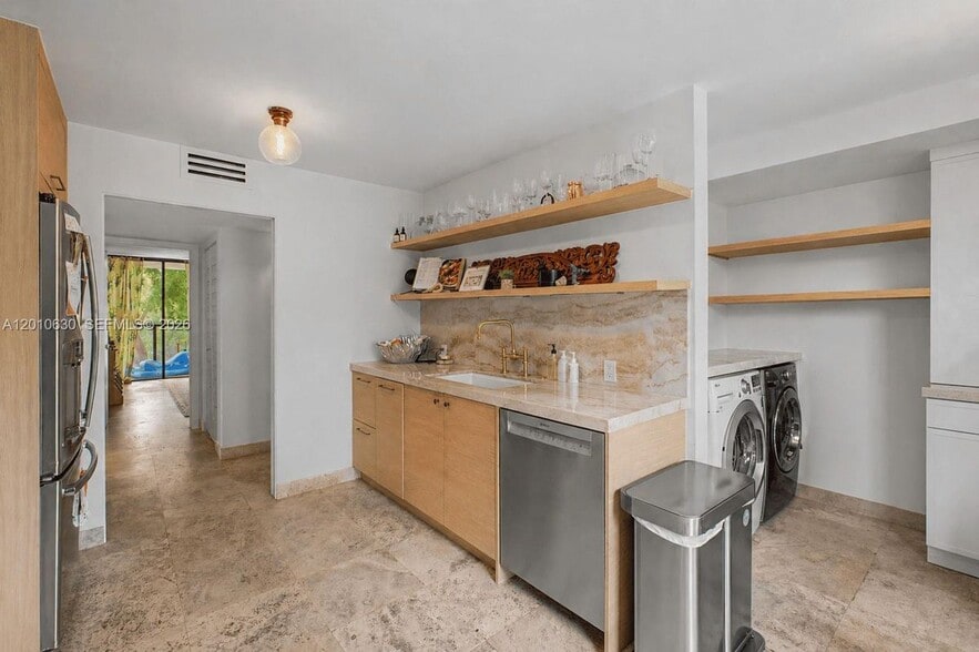 Building Photo - 2575 Brickell Bay Dr
