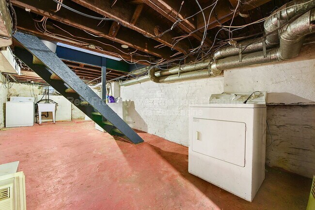 Building Photo - 320 Greenfield Ave