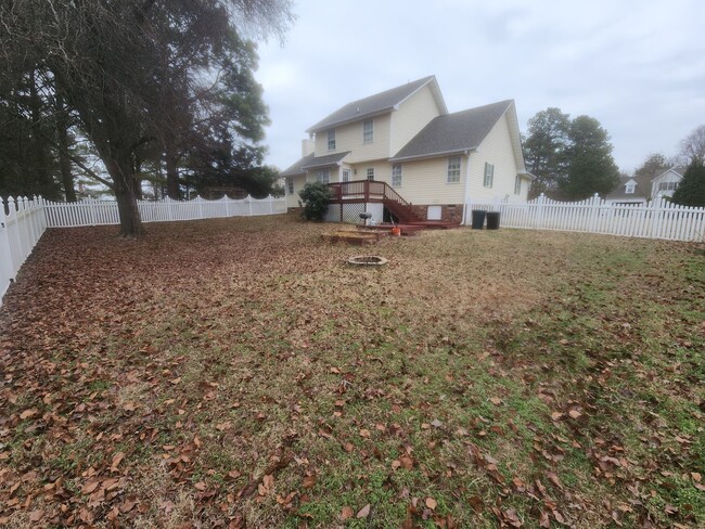 Building Photo - Spacious 3 Bedroom 2.5 Bath Home with Fenced Rear Yard!