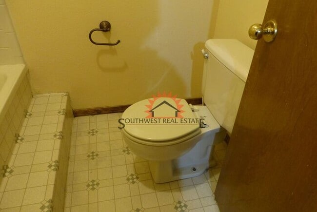 Building Photo - Lovely 3 bedroom 2 bathroom brick home wit...