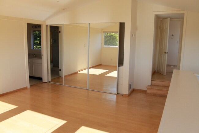 Building Photo - 230 Diviso St