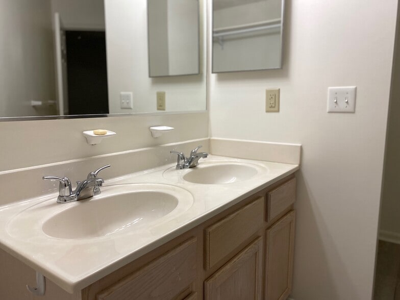 Master Bath - 10 Ironstone Ct