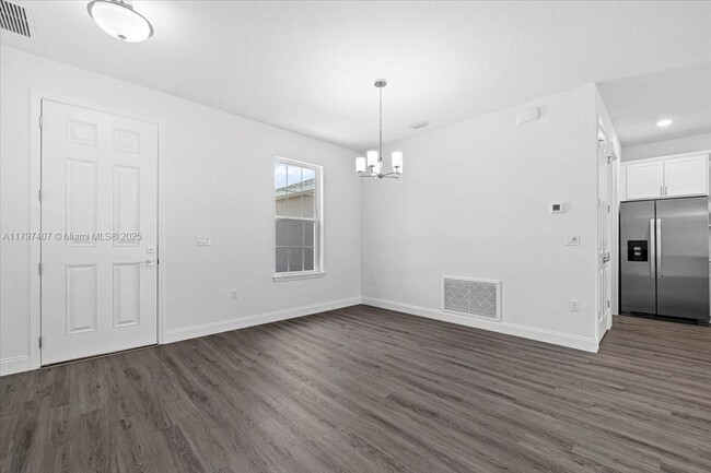 Building Photo - 11 Burgundy Pl