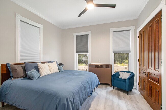 Building Photo - $1495 Tastefully furnished 1BR Apartment |...