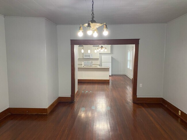 Building Photo - 324 S Benjamin St