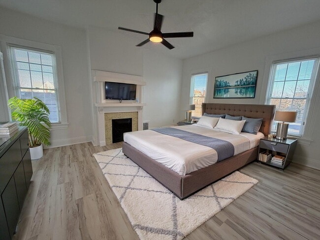 Building Photo - Newly Renovated 2-Bedroom with Soaring Ceilings & Bonus Reading Nook