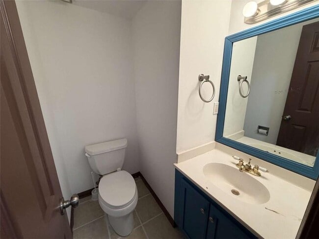 Building Photo - 1702 Pine Tree Dr