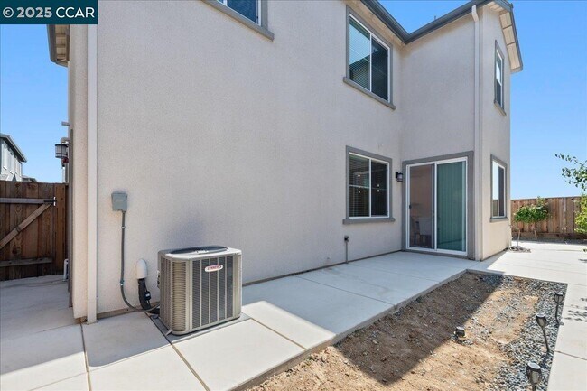 Building Photo - 300 Hideaway Ln