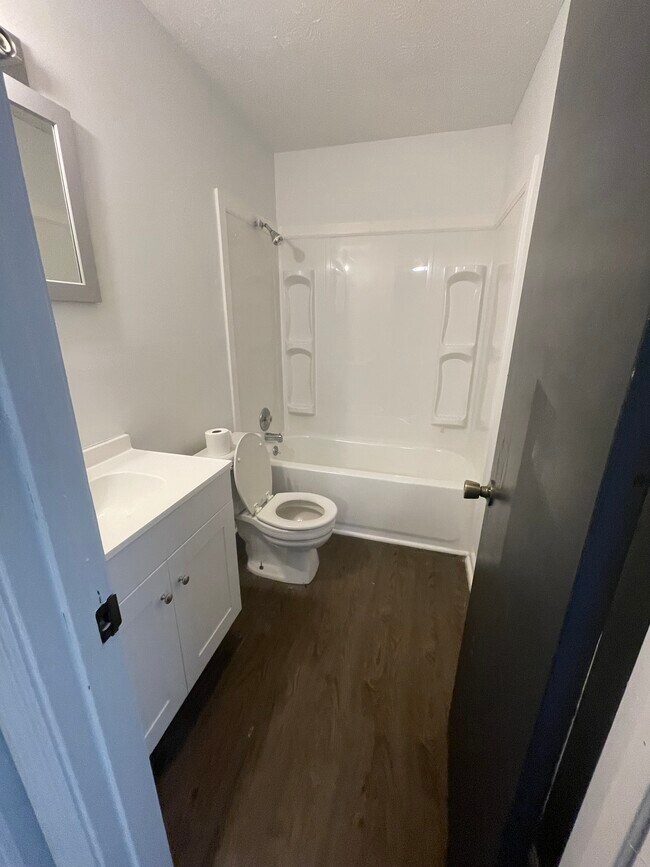 Building Photo - 124 Oak Park Ct