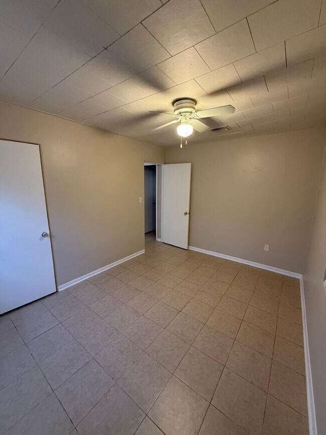 Building Photo - 2 Bedroom duplex with garage, Washer and D...