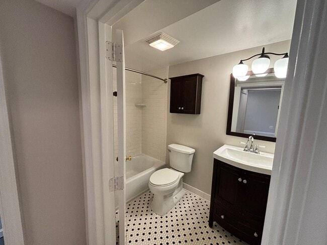 Building Photo - 2705 Fort Dr