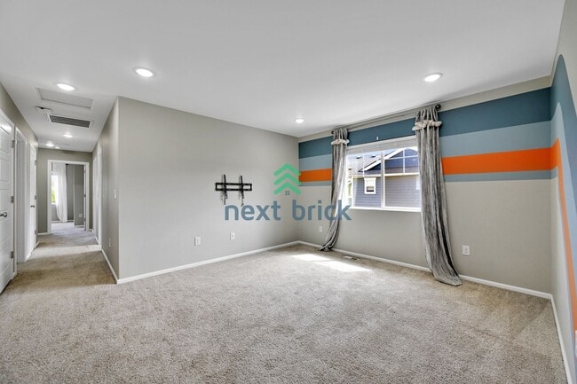 Building Photo - 4 BED & 2.5 BATH FOR RENT