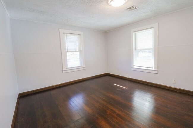 Building Photo - 4 Bed | 1.5 Bath in North Tulsa!