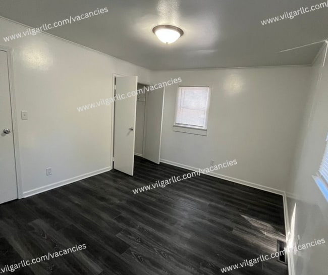 Building Photo - 3 spacious bedrooms, 2 full bathrooms home...