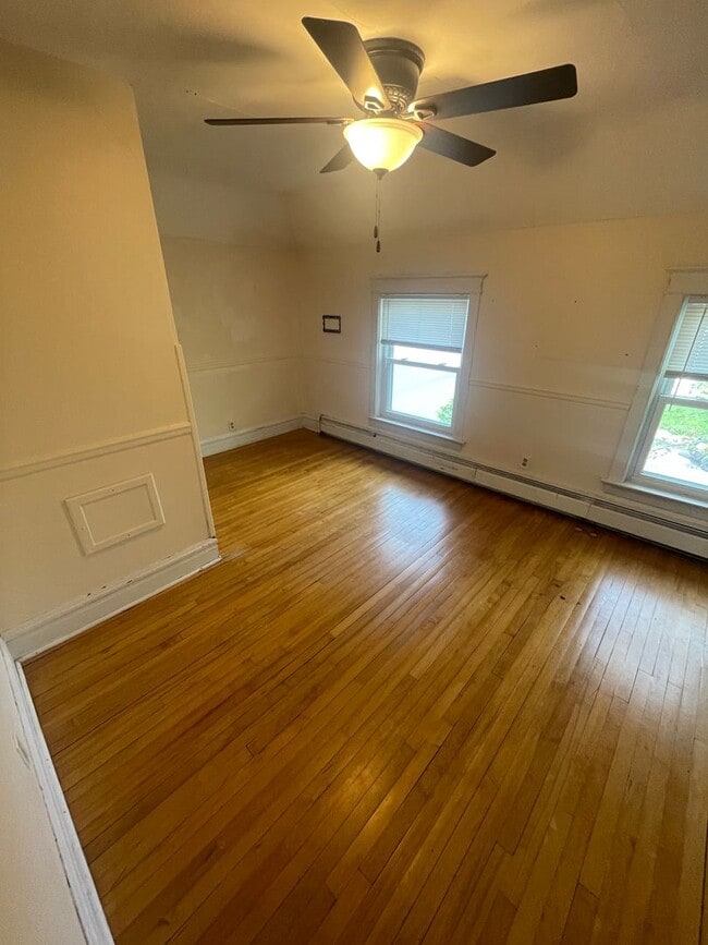Building Photo - AVAILABLE NOW! - Gorgeous 3 Bedroom 1 Bath...