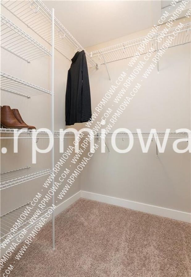 Building Photo - UPDATED!! 2 Bedroom, 2.5 Bath Townhome in ...